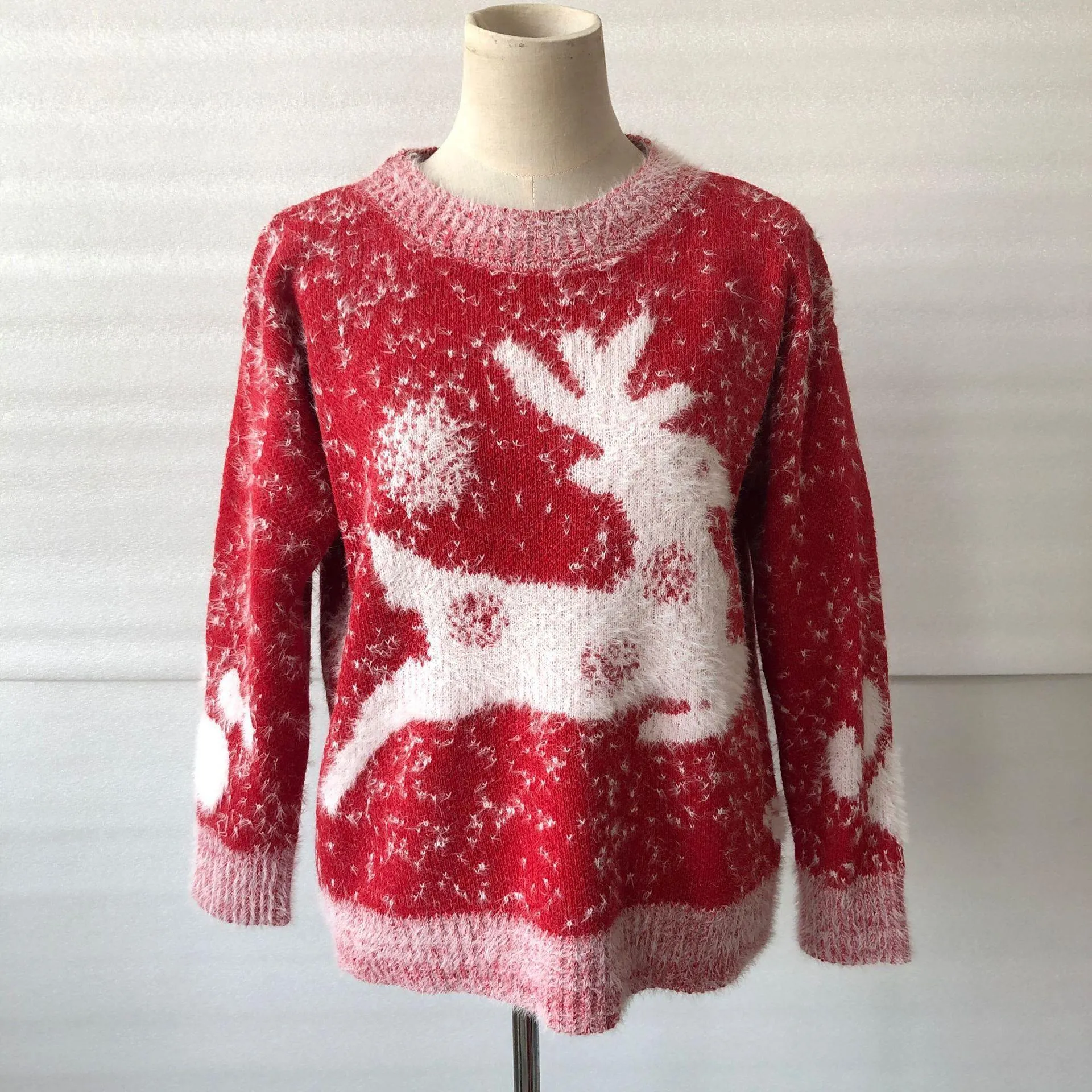 Fawn snowflake crew neck knit pullover